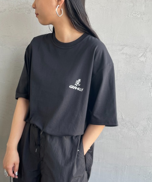 Gramicci（グラミチ）の「[GRAMICCI/グラミチ] ワンポイントロゴ ショートスリーブTシャツ（Tシャツ/カットソー・レディース・ホワイト/ブラック・M/L/XL）」の2枚目の写真