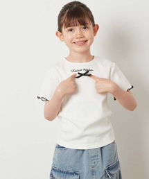 a.v.v（アーヴェヴェ）の「【毛玉になりにくい/程よく伸びる/着心地やわらか】[100-130]ロゴ刺繍入りプチリボンカットソー（Tシャツ/カットソー・キッズ）」