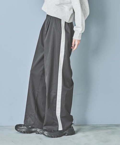 LAKOLE(ラコレ)の「サイドラインスラックスパンツ / 131983(スラックス・レディース・ブラック/グレー/ベージュ/グレー系2/ネイビー系8/グレー系その他/ブラック系その他2・LARGE/MEDIUM/SMALL)」の3枚目の写真