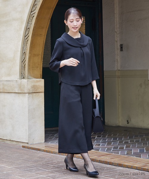 Petitjo（プッチージョ）の「小さいサイズ　【喪服・礼服】日本製生地使用　洗える防しわ加工ロールネックブラウス+ワイドパンツセットアップ　低身長さん・小柄女性（スーツセット・レディース・ブラック・PS/PM/PSS/PL）」の9枚目の写真