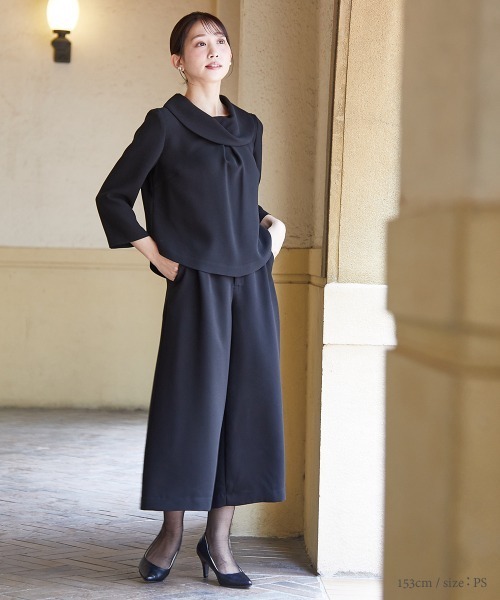 Petitjo（プッチージョ）の「小さいサイズ　【喪服・礼服】日本製生地使用　洗える防しわ加工ロールネックブラウス+ワイドパンツセットアップ　低身長さん・小柄女性（スーツセット・レディース・ブラック・PS/PM/PSS/PL）」の10枚目の写真