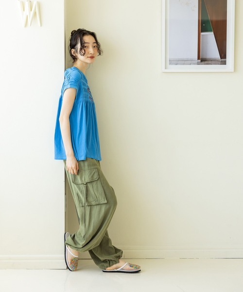 niko and...(ニコアンド)の「シャーリングプリントTシャツ(Tシャツ/カットソー・レディース・ネイビー/オフホワイト/レッド/ブルー・TALL/SHORT)」の10枚目の写真