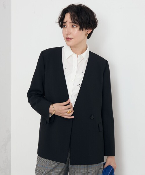 NOLLEY’S(ノーリーズ)の「《セットアップ対応》プレミアムストレッチ Vネックダブル釦ジャケット(ノーカラージャケット・レディース・キャメル/ブラック・38/36)」の2枚目の写真