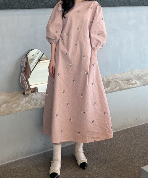 SHIENAS(シエナス)の「Uネック刺繍ロングワンピース(ワンピース・レディース・ピンク/ベージュ・FREE)」の2枚目の写真