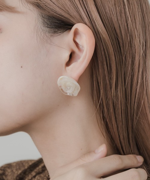 SMELLY(スメリー)の「ローズモチーフジュシピアス(ピアス(両耳用)・レディース・アイボリー・-)」の3枚目の写真