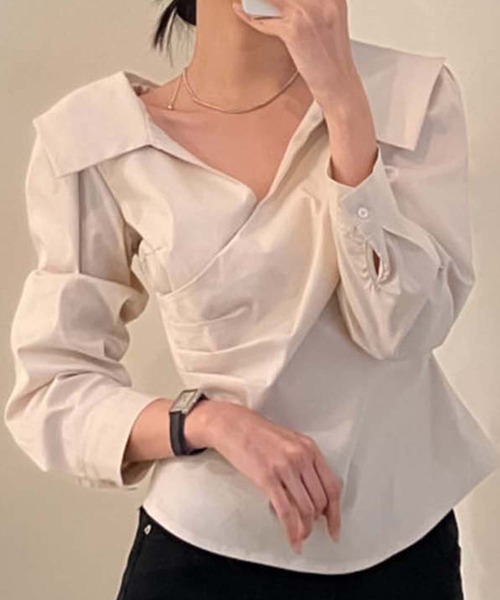 Jasmine Grandiflorum(ジャスミングランディフローラム)の「【Jasmine】Vネックアシメトリーブラウス(シャツ/ブラウス・レディース・ブラック/ライトベージュ/ブルー・FREE)」の1枚目の写真