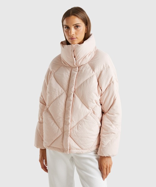 BENETTON (UNITED COLORS OF BENETTON)（ベネトンユナイテッドカラーズオブベネトン）の「【GREEN B】キルティングナイロンハイネックダウンジャケット・コート（ダウンジャケット/コート・レディース・オフホワイト/ピンクベージュ/ブラック・X-SMALL/SMALL/LARGE/MEDIUM）」の4枚目の写真