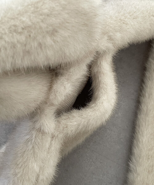 Thevon（ゼボン）の「リボンファーティペット（マフラー・レディース・ベージュ/グレー/アイボリー・FREE）」の9枚目の写真