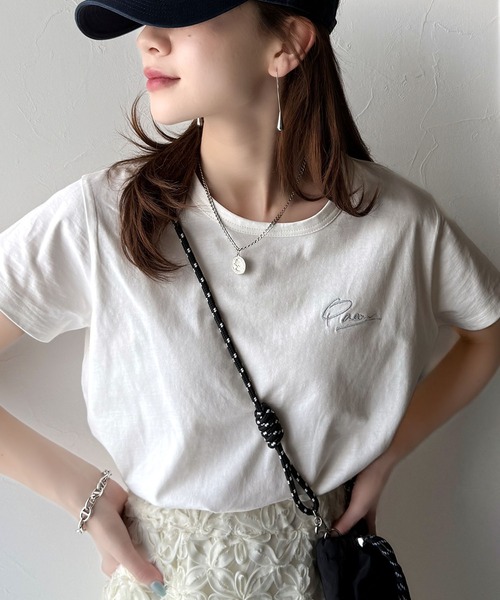 classicalelf(クラシカルエルフ)の「こなれ感たっぷり。オーガニックコットン100%胸元PAEAN刺繍Tシャツ(半袖)(Tシャツ/カットソー・レディース・ブラック/ホワイト×ブラック/ピンクベージュ/オフホワイト/オートミール/チャコール・MEDIUM/LARGE/X-LARGE/SMALL)」の1枚目の写真