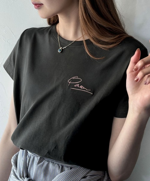 classicalelf(クラシカルエルフ)の「こなれ感たっぷり。オーガニックコットン100%胸元PAEAN刺繍Tシャツ(半袖)(Tシャツ/カットソー・レディース・ブラック/ホワイト×ブラック/ピンクベージュ/オフホワイト/オートミール/チャコール・MEDIUM/LARGE/X-LARGE/SMALL)」の4枚目の写真