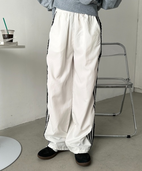 CLEA(クレア)の「サイドレースライントラックパンツ(その他パンツ・レディース・ブラック/ホワイト・FREE)」の3枚目の写真