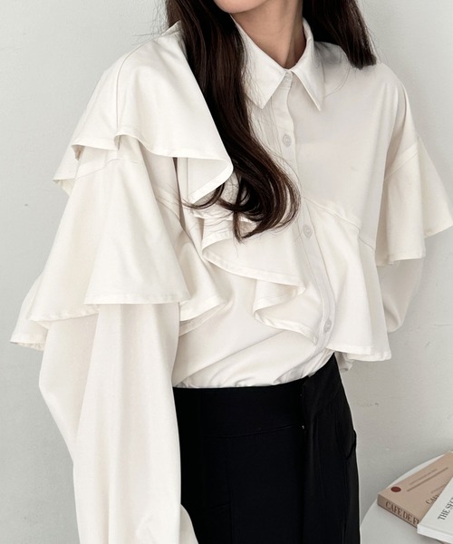 GeeRA(ジーラ)の「アシメデザインフリルシャツ(シャツ/ブラウス・レディース・オフホワイト/ブルー・LARGE/MEDIUM)」の1枚目の写真