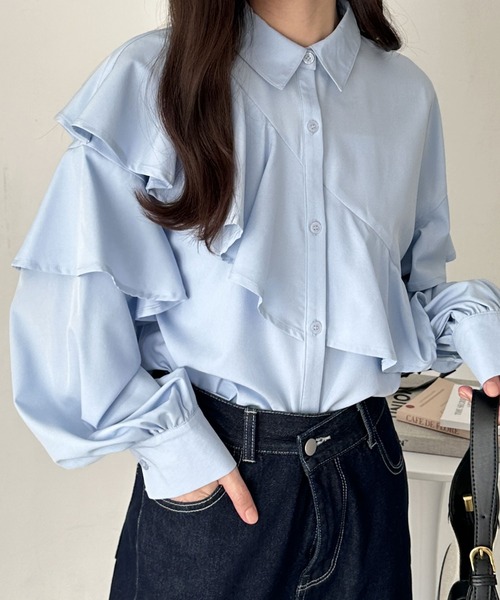 GeeRA(ジーラ)の「アシメデザインフリルシャツ(シャツ/ブラウス・レディース・オフホワイト/ブルー・LARGE/MEDIUM)」の2枚目の写真