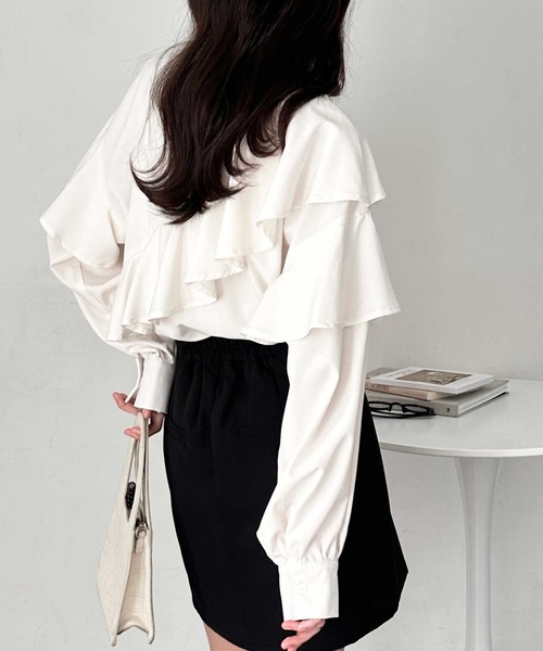 GeeRA(ジーラ)の「アシメデザインフリルシャツ(シャツ/ブラウス・レディース・オフホワイト/ブルー・LARGE/MEDIUM)」の4枚目の写真