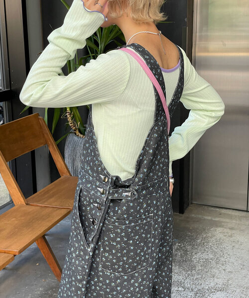 HELLO.SANFRANCISCO(ハローサンフランシスコ)の「【HELLO.SANFRANCISCO/ハローサンフランシスコ】配色ステッチ花柄オーバーオール(サロペット/オーバーオール・レディース・アイボリー/ブラック・ONE SIZE)」の5枚目の写真