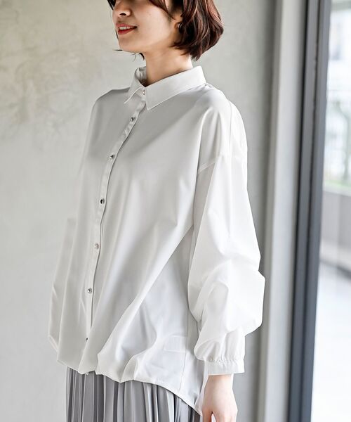 rps（アールピーエス）の「変形スリーブ裾タック多釦ブラウス（シャツ/ブラウス・レディース・オフホワイト/チャコールグレー/ライトグレー/アイボリー/サックスブルー/ホワイト系その他2/ホワイト系その他3・フリー）」の2枚目の写真