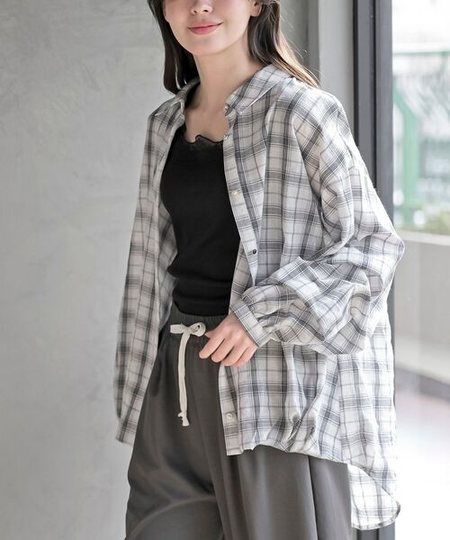 rps（アールピーエス）の「変形スリーブ裾タック多釦ブラウス（シャツ/ブラウス・レディース・オフホワイト/チャコールグレー/ライトグレー/アイボリー/サックスブルー/ホワイト系その他2/ホワイト系その他3・フリー）」の4枚目の写真