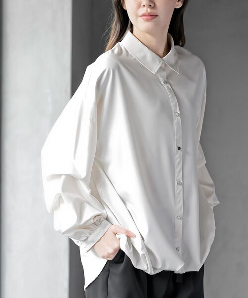 rps（アールピーエス）の「変形スリーブ裾タック多釦ブラウス（シャツ/ブラウス・レディース・オフホワイト/チャコールグレー/ライトグレー/アイボリー/サックスブルー/ホワイト系その他2/ホワイト系その他3・フリー）」の3枚目の写真