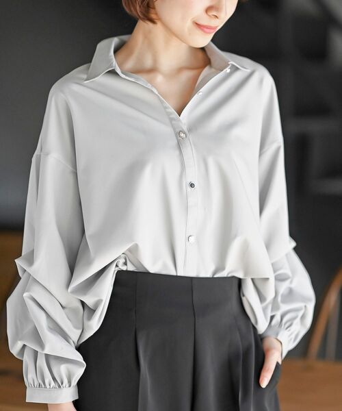 rps（アールピーエス）の「変形スリーブ裾タック多釦ブラウス（シャツ/ブラウス・レディース・オフホワイト/チャコールグレー/ライトグレー/アイボリー/サックスブルー/ホワイト系その他2/ホワイト系その他3・フリー）」の6枚目の写真