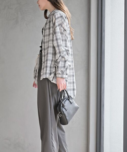 rps（アールピーエス）の「変形スリーブ裾タック多釦ブラウス（シャツ/ブラウス・レディース・オフホワイト/チャコールグレー/ライトグレー/アイボリー/サックスブルー/ホワイト系その他2/ホワイト系その他3・フリー）」の20枚目の写真