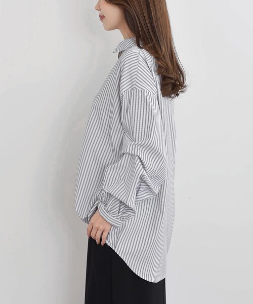 rps（アールピーエス）の「変形スリーブ裾タック多釦ブラウス（シャツ/ブラウス・レディース・オフホワイト/チャコールグレー/ライトグレー/アイボリー/サックスブルー/ホワイト系その他2/ホワイト系その他3・フリー）」の9枚目の写真