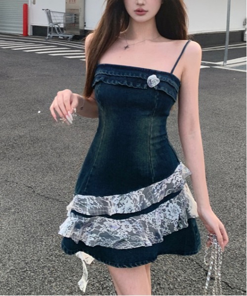 gossip!ロサンゼルス(ゴシップロサンゼルス)の「Y2K アンバランス レースデニム ストラップドレス(ワンピース・レディース・インディゴブルー・FREE)」の1枚目の写真