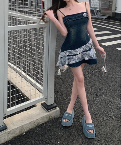 gossip!ロサンゼルス(ゴシップロサンゼルス)の「Y2K アンバランス レースデニム ストラップドレス(ワンピース・レディース・インディゴブルー・FREE)」の12枚目の写真