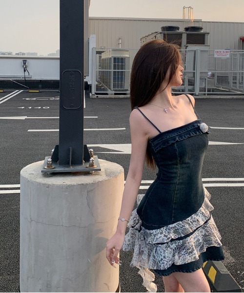 gossip!ロサンゼルス(ゴシップロサンゼルス)の「Y2K アンバランス レースデニム ストラップドレス(ワンピース・レディース・インディゴブルー・FREE)」の8枚目の写真