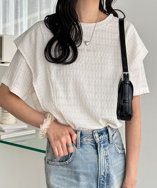 GeeRA(ジーラ)の「夏にぴったり!ラッフルフリルショルダー表面感Tシャツ(Tシャツ/カットソー・レディース・ライトグレー/オフホワイト/ブラック・LARGE/X-LARGE/MEDIUM)」の2枚目の写真