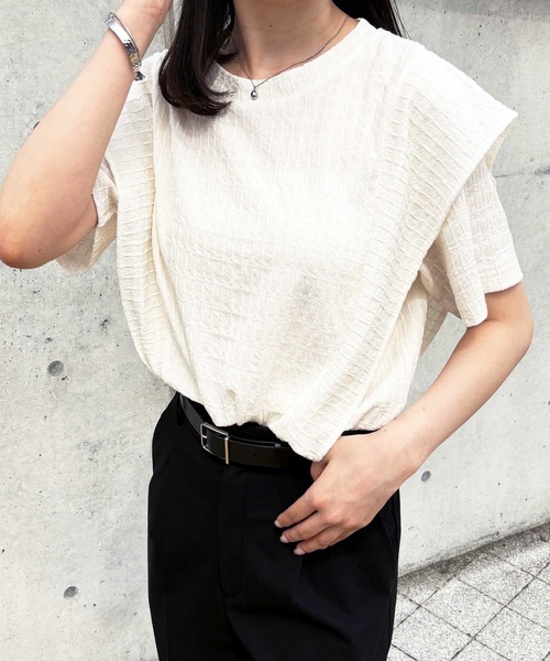 GeeRA(ジーラ)の「夏にぴったり!ラッフルフリルショルダー表面感Tシャツ(Tシャツ/カットソー・レディース・ライトグレー/オフホワイト/ブラック・LARGE/X-LARGE/MEDIUM)」の19枚目の写真