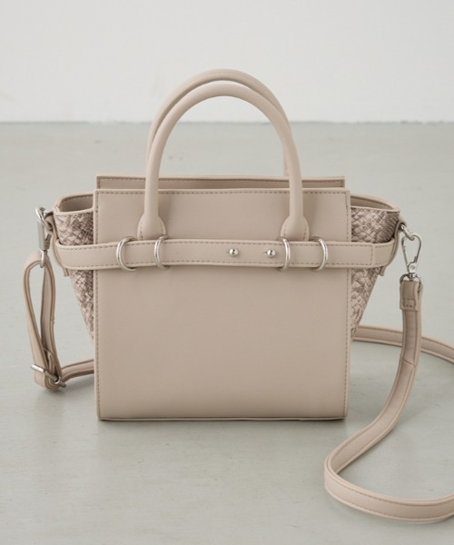 AZUL by moussy(アズールバイマウジー)の「ベルトデザイントラペイズドバッグ(ショルダーバッグ・レディース・ブラック/ライトベージュ・FREE)」の1枚目の写真