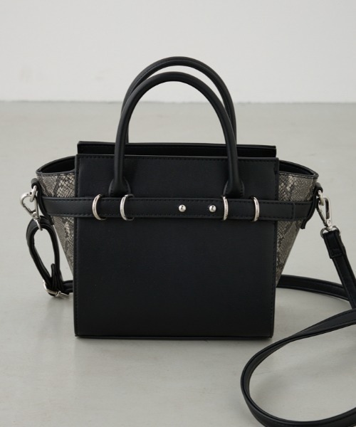 AZUL by moussy(アズールバイマウジー)の「ベルトデザイントラペイズドバッグ(ショルダーバッグ・レディース・ブラック/ライトベージュ・FREE)」の2枚目の写真