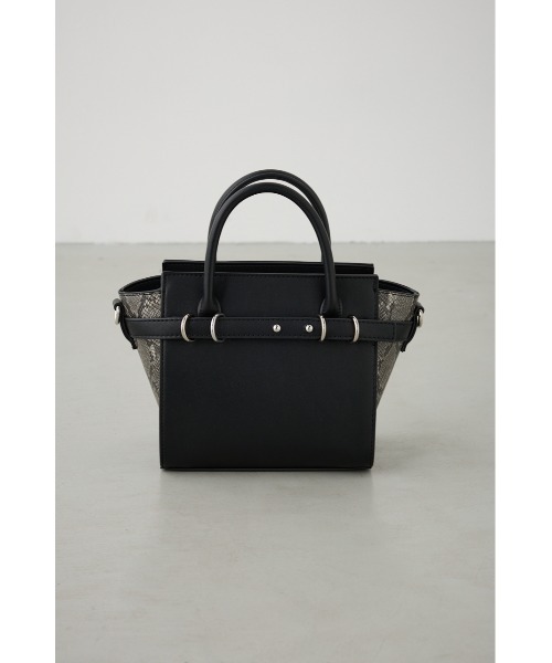 AZUL by moussy(アズールバイマウジー)の「ベルトデザイントラペイズドバッグ(ショルダーバッグ・レディース・ブラック/ライトベージュ・FREE)」の22枚目の写真