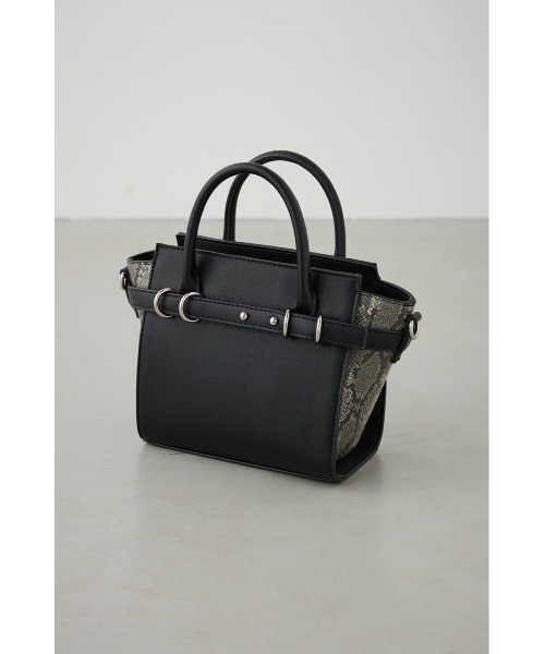 AZUL by moussy(アズールバイマウジー)の「ベルトデザイントラペイズドバッグ(ショルダーバッグ・レディース・ブラック/ライトベージュ・FREE)」の21枚目の写真