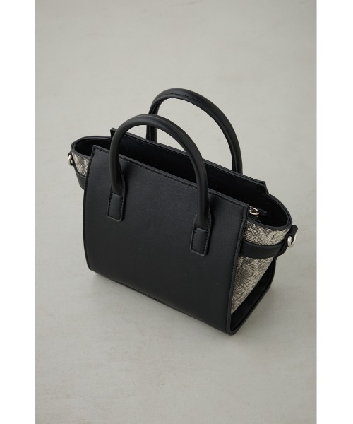 AZUL by moussy(アズールバイマウジー)の「ベルトデザイントラペイズドバッグ(ショルダーバッグ・レディース・ブラック/ライトベージュ・FREE)」の19枚目の写真