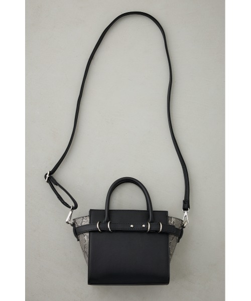 AZUL by moussy(アズールバイマウジー)の「ベルトデザイントラペイズドバッグ(ショルダーバッグ・レディース・ブラック/ライトベージュ・FREE)」の18枚目の写真