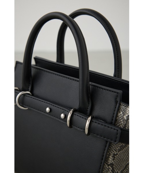 AZUL by moussy(アズールバイマウジー)の「ベルトデザイントラペイズドバッグ(ショルダーバッグ・レディース・ブラック/ライトベージュ・FREE)」の17枚目の写真