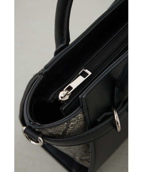 AZUL by moussy(アズールバイマウジー)の「ベルトデザイントラペイズドバッグ(ショルダーバッグ・レディース・ブラック/ライトベージュ・FREE)」の16枚目の写真