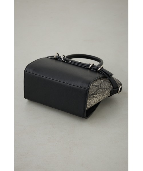 AZUL by moussy(アズールバイマウジー)の「ベルトデザイントラペイズドバッグ(ショルダーバッグ・レディース・ブラック/ライトベージュ・FREE)」の15枚目の写真