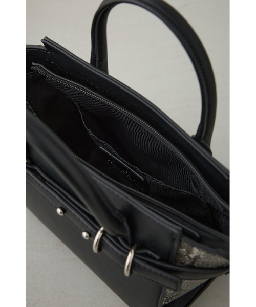 AZUL by moussy(アズールバイマウジー)の「ベルトデザイントラペイズドバッグ(ショルダーバッグ・レディース・ブラック/ライトベージュ・FREE)」の14枚目の写真