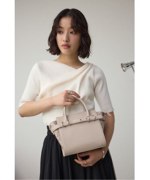 AZUL by moussy(アズールバイマウジー)の「ベルトデザイントラペイズドバッグ(ショルダーバッグ・レディース・ブラック/ライトベージュ・FREE)」の13枚目の写真