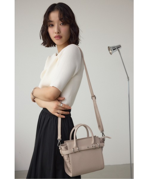 AZUL by moussy(アズールバイマウジー)の「ベルトデザイントラペイズドバッグ(ショルダーバッグ・レディース・ブラック/ライトベージュ・FREE)」の12枚目の写真