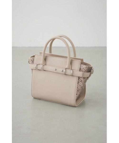 AZUL by moussy(アズールバイマウジー)の「ベルトデザイントラペイズドバッグ(ショルダーバッグ・レディース・ブラック/ライトベージュ・FREE)」の10枚目の写真