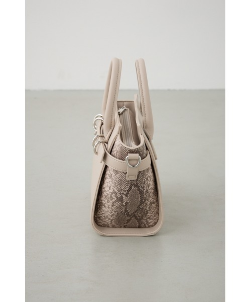 AZUL by moussy(アズールバイマウジー)の「ベルトデザイントラペイズドバッグ(ショルダーバッグ・レディース・ブラック/ライトベージュ・FREE)」の9枚目の写真
