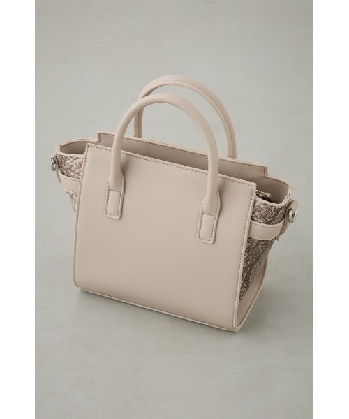 AZUL by moussy(アズールバイマウジー)の「ベルトデザイントラペイズドバッグ(ショルダーバッグ・レディース・ブラック/ライトベージュ・FREE)」の8枚目の写真