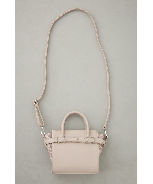 AZUL by moussy(アズールバイマウジー)の「ベルトデザイントラペイズドバッグ(ショルダーバッグ・レディース・ブラック/ライトベージュ・FREE)」の7枚目の写真
