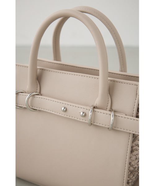 AZUL by moussy(アズールバイマウジー)の「ベルトデザイントラペイズドバッグ(ショルダーバッグ・レディース・ブラック/ライトベージュ・FREE)」の6枚目の写真