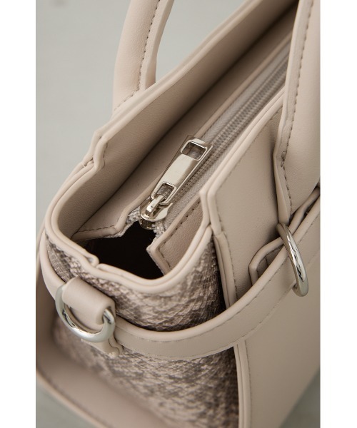 AZUL by moussy(アズールバイマウジー)の「ベルトデザイントラペイズドバッグ(ショルダーバッグ・レディース・ブラック/ライトベージュ・FREE)」の5枚目の写真