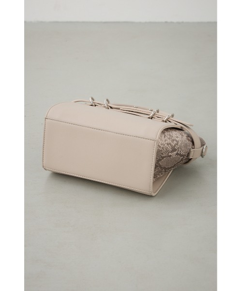 AZUL by moussy(アズールバイマウジー)の「ベルトデザイントラペイズドバッグ(ショルダーバッグ・レディース・ブラック/ライトベージュ・FREE)」の4枚目の写真
