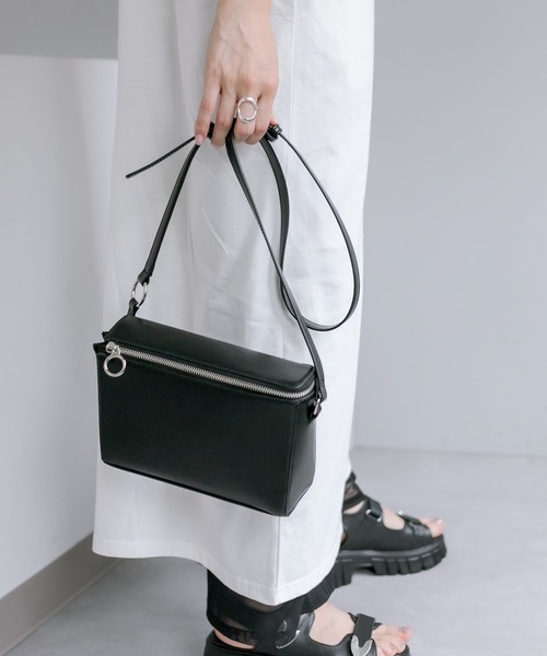 イアパピオネ ブラックショルダーバッグ